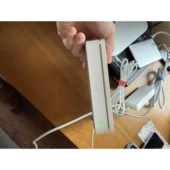 Apple Router (MD031LLA) Airport Extreme With Box - Picture 5 of 7